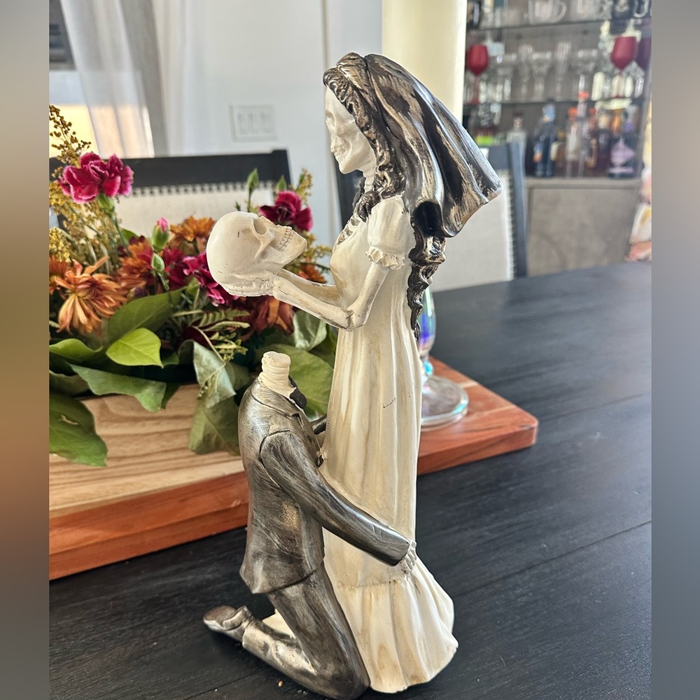 💀🖤 Gothic Skeleton Bride & Groom Figurine Halloween Day of the Dead Wedding Gift - Picture 3 of 6